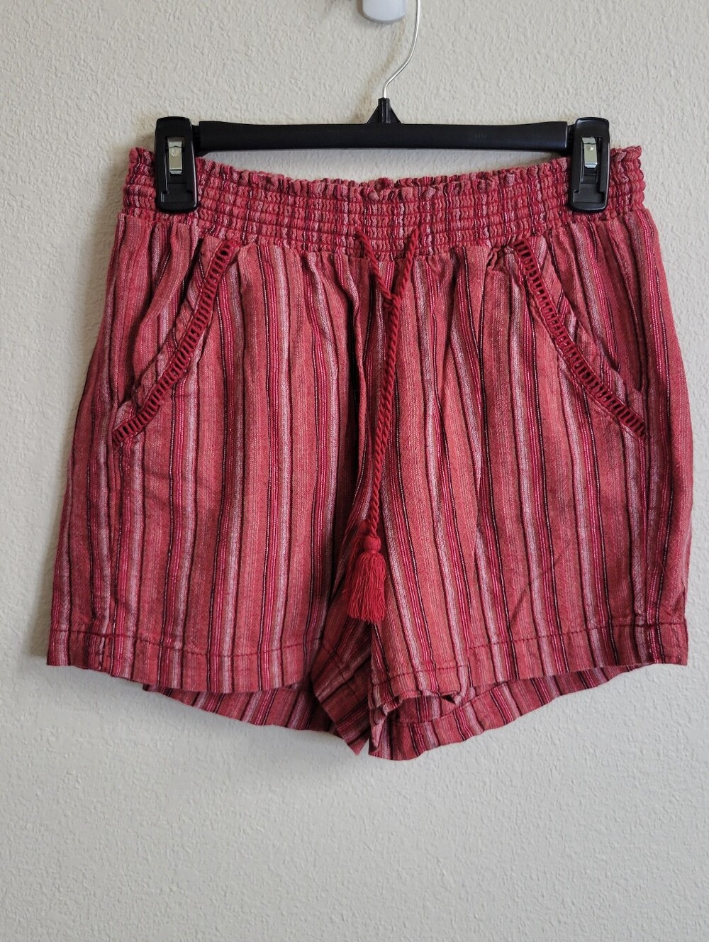 Briggs New York Red Striped Pull on Shorts With Drawstring Waist Ladies Medium.